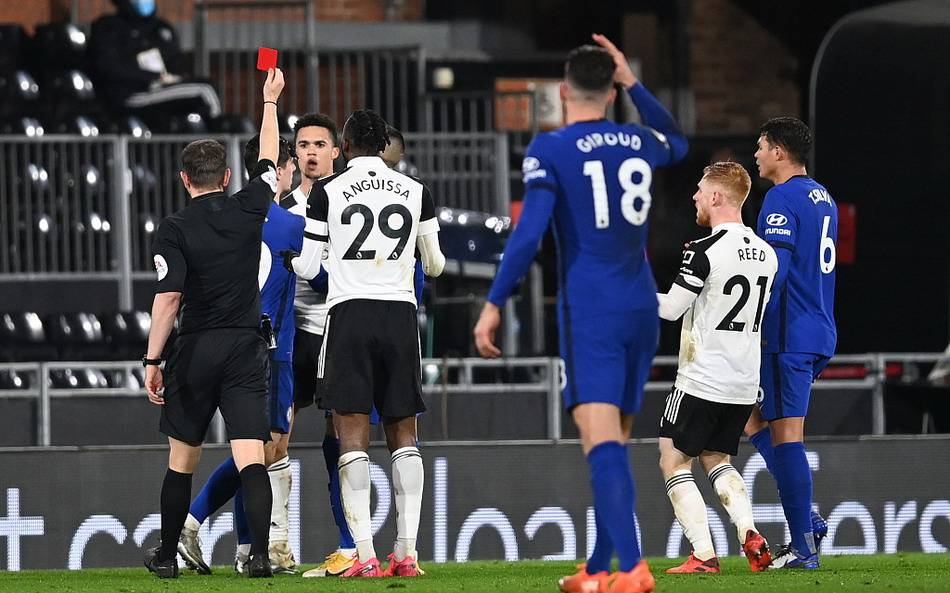 萨姆·索萨因球棒内藏软木塞被当场抓包，引发 2000 年代初期对强打者的全面质疑